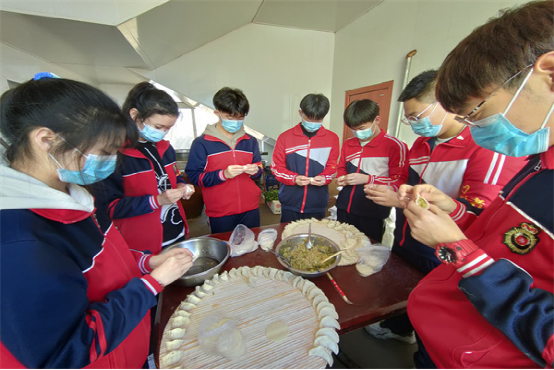 开原四高中志愿者开展“爱心包水饺 情暖敬老院”志愿活动